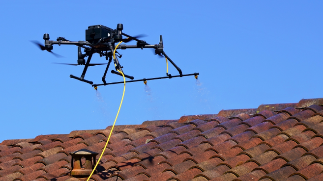 drone nettoyage de toiture